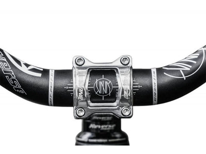 Avanço REVERSE COMPONENTS BLACK ONE D-2 Titanium prateado — vista frontal, montado na bicicleta