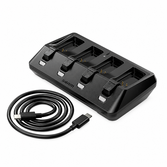 Carregador SRAM AXS de 4 portas A1 — vista em perspetiva com cabo USB-C