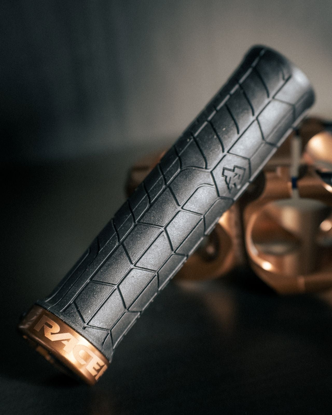 Punhos RACE FACE GETTA Lock-On 135mm Preto/Bronze KashMoney