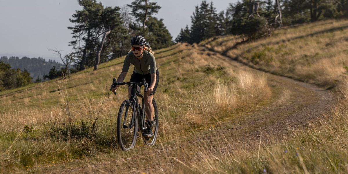 Selim ERGON SR Allroad Pro para mulher montado numa bicicleta de gravel