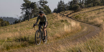 Selim ERGON SR Allroad Pro para mulher montado numa bicicleta de gravel