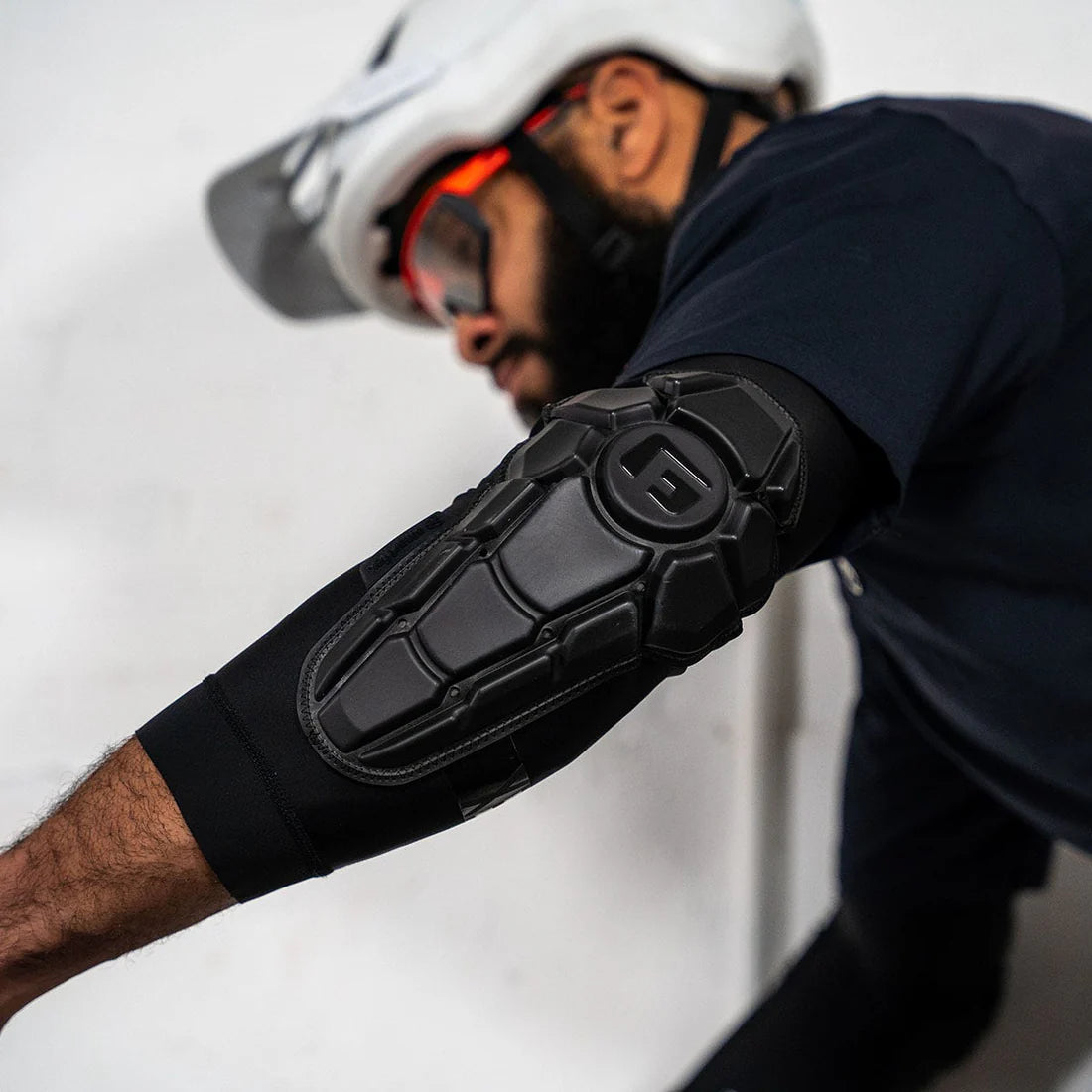 Cotoveleiras G-FORM PRO-X3 Preto mate