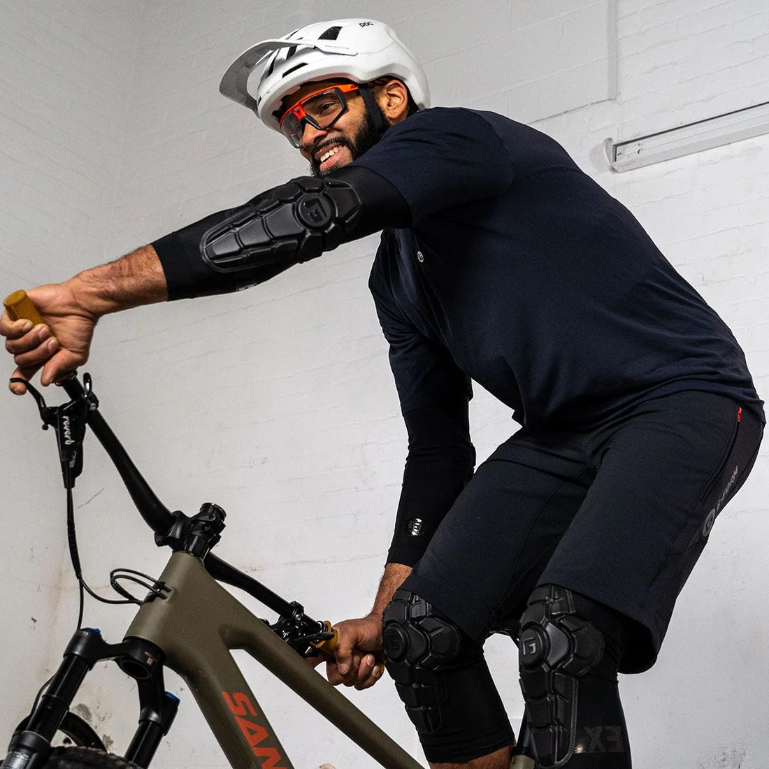 Cotoveleiras G-FORM PRO-X3 Preto mate