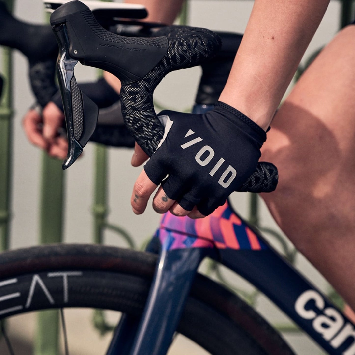 VOID VELO Luvas curtas Preto
